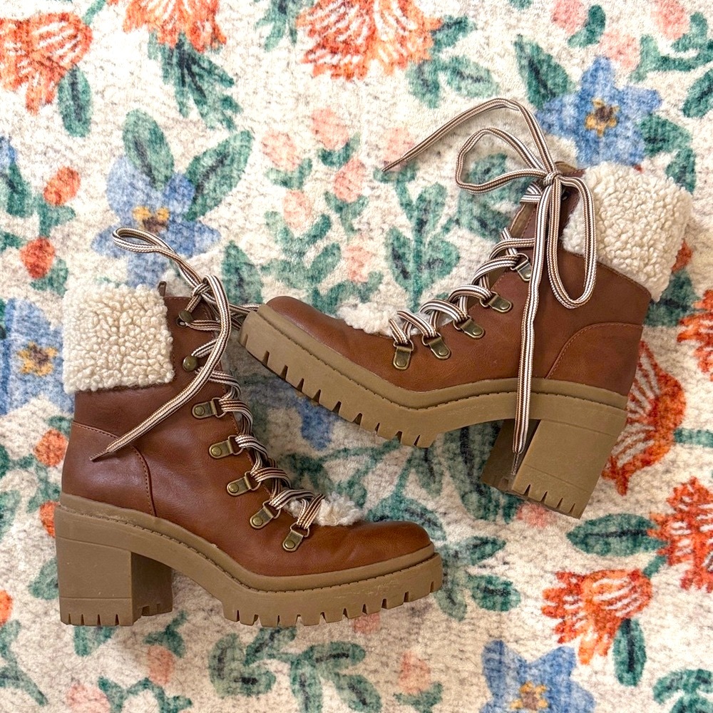 Universal Thread Tan Sherpa Boots - Picture 3 of 6